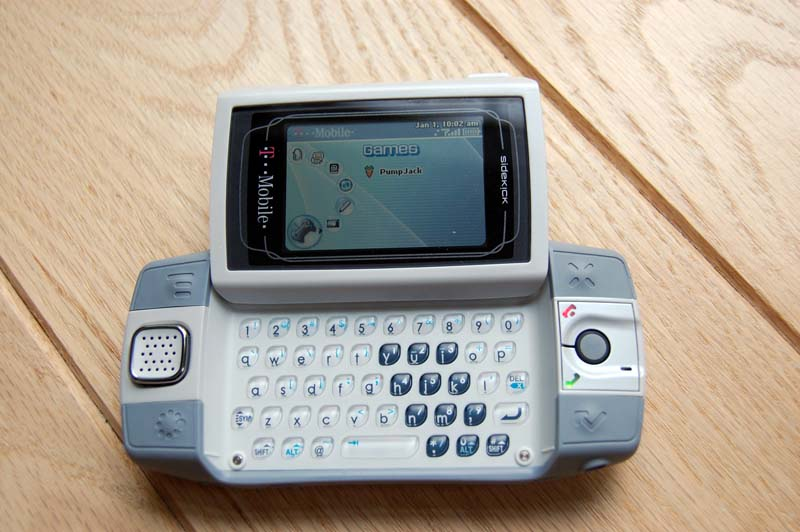 Illustration for article titled Unboxed: Our Shots of the Sidekick iD